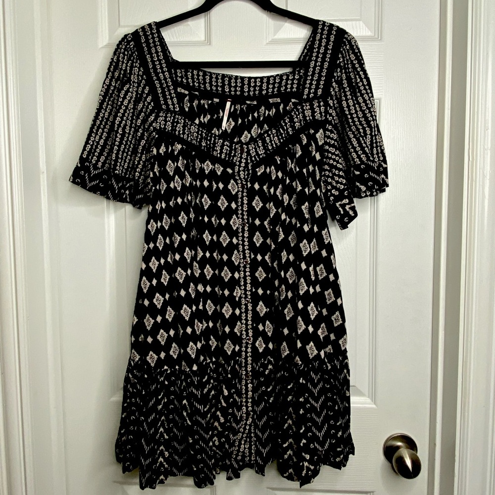 Free People L Black and Cream Dress ,Geo Print, Ruffle Hem, Flutter Sleeve